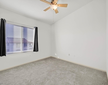 2305 W Horizon Ridge Parkway - Photo Thumbnail 10