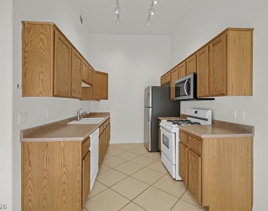 2305 W Horizon Ridge Parkway - Photo Thumbnail 20