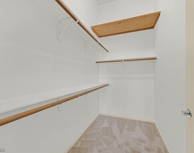 2305 W Horizon Ridge Parkway - Photo Thumbnail 16