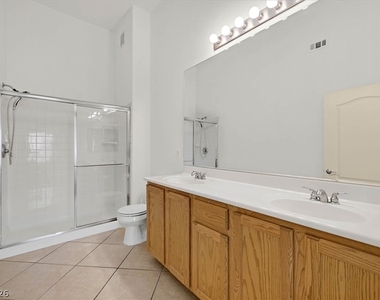 2305 W Horizon Ridge Parkway - Photo Thumbnail 17