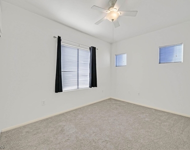 2305 W Horizon Ridge Parkway - Photo Thumbnail 14