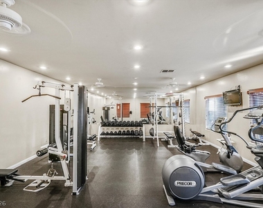 2305 W Horizon Ridge Parkway - Photo Thumbnail 1