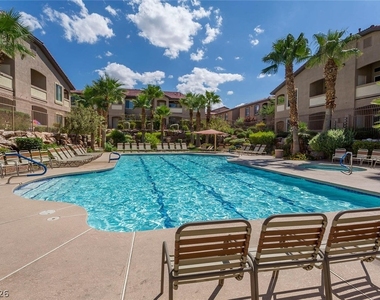 2305 W Horizon Ridge Parkway - Photo Thumbnail 4