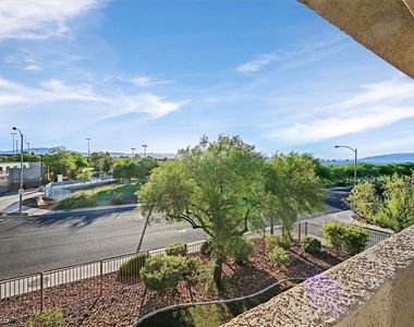 2305 W Horizon Ridge Parkway - Photo Thumbnail 8