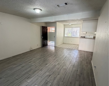 2236 E Desert Inn Road - Photo Thumbnail 5