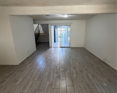 2236 E Desert Inn Road - Photo Thumbnail 9