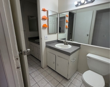 2236 E Desert Inn Road - Photo Thumbnail 17