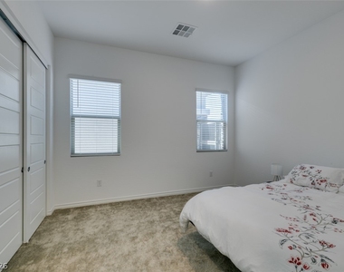 988 Edinburgh Fields Court - Photo Thumbnail 39
