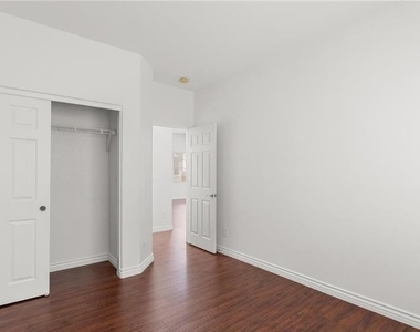 9123 Weeping Hollow Avenue - Photo Thumbnail 13