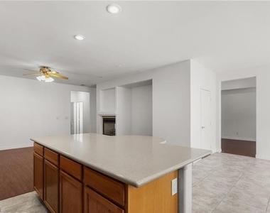 9123 Weeping Hollow Avenue - Photo Thumbnail 7