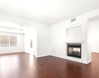 9123 Weeping Hollow Avenue - Photo Thumbnail 1