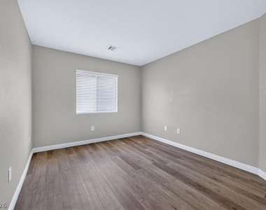 561 Aspen Leaf Street - Photo Thumbnail 17