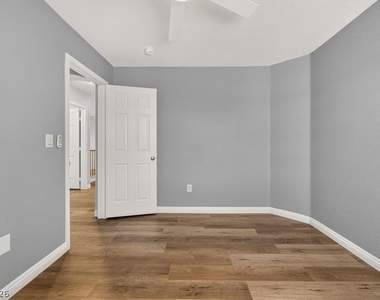 561 Aspen Leaf Street - Photo Thumbnail 10