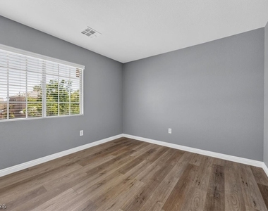 561 Aspen Leaf Street - Photo Thumbnail 8