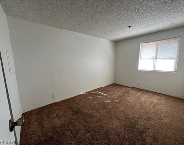 1381 E University Avenue - Photo Thumbnail 3