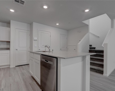7371 Craig Cove Court - Photo Thumbnail 10