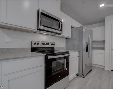 7371 Craig Cove Court - Photo Thumbnail 11