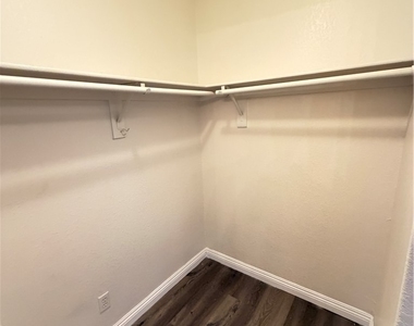 960 N Sloan Lane - Photo Thumbnail 28
