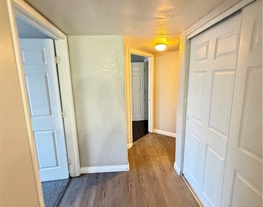 960 N Sloan Lane - Photo Thumbnail 17