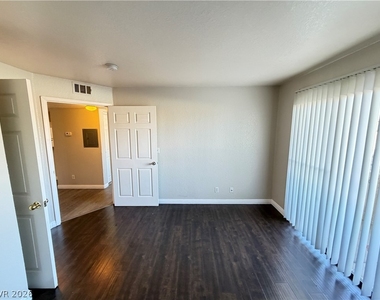 960 N Sloan Lane - Photo Thumbnail 24
