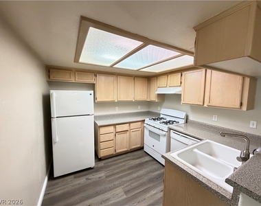 960 N Sloan Lane - Photo Thumbnail 7