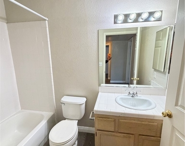 960 N Sloan Lane - Photo Thumbnail 14