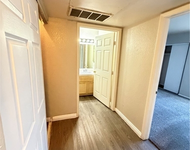 960 N Sloan Lane - Photo Thumbnail 11