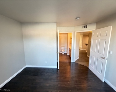 960 N Sloan Lane - Photo Thumbnail 23