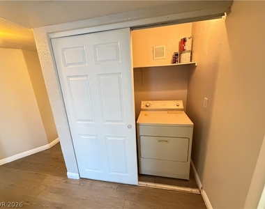 960 N Sloan Lane - Photo Thumbnail 12