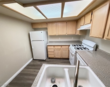 960 N Sloan Lane - Photo Thumbnail 9