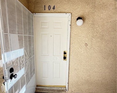 960 N Sloan Lane - Photo Thumbnail 2