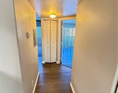 960 N Sloan Lane - Photo Thumbnail 10