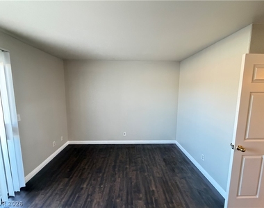 960 N Sloan Lane - Photo Thumbnail 22