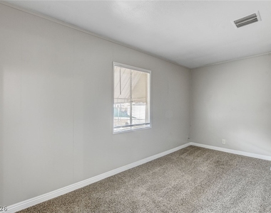 214 W Victory Road - Photo Thumbnail 19