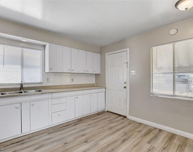 214 W Victory Road - Photo Thumbnail 6
