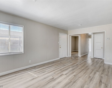 214 W Victory Road - Photo Thumbnail 10