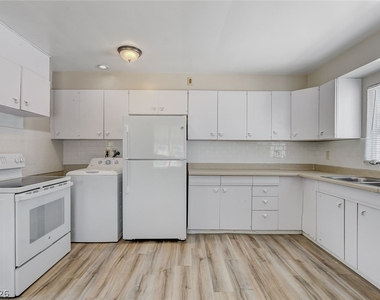 214 W Victory Road - Photo Thumbnail 3