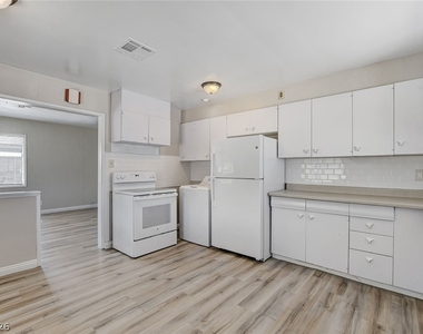 214 W Victory Road - Photo Thumbnail 2