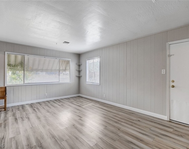 214 W Victory Road - Photo Thumbnail 8