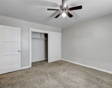 214 W Victory Road - Photo Thumbnail 17