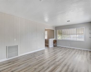 214 W Victory Road - Photo Thumbnail 7