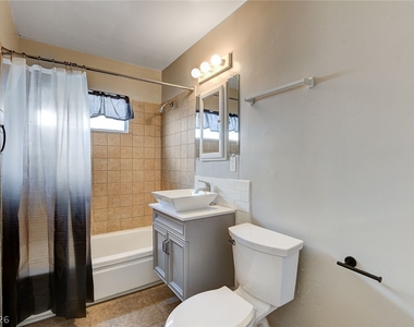 214 W Victory Road - Photo Thumbnail 12