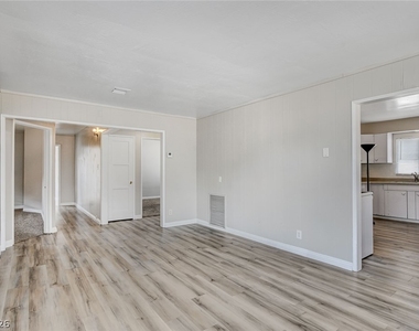 214 W Victory Road - Photo Thumbnail 9