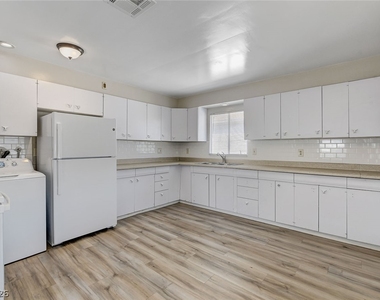 214 W Victory Road - Photo Thumbnail 4