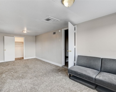 214 W Victory Road - Photo Thumbnail 24