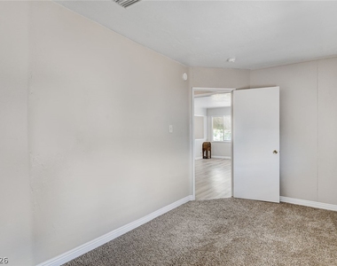 214 W Victory Road - Photo Thumbnail 20