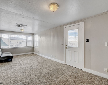 214 W Victory Road - Photo Thumbnail 21