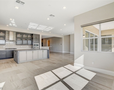 9133 Las Manaitas Avenue - Photo Thumbnail 16