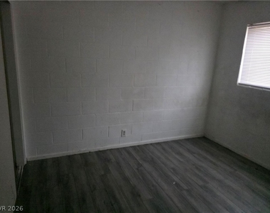 595 S Royal Crest Circle - Photo Thumbnail 7