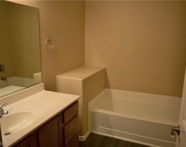 2291 W Horizon Ridge Parkway - Photo Thumbnail 4